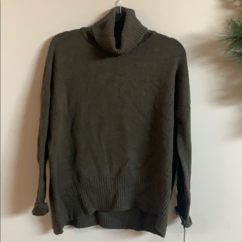 NWT Turtleneck, size medium